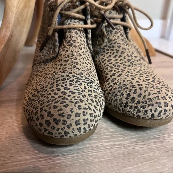 Toms Kala Desert Wedge Suede Ankle Booties Cheetah Leopard Print Size 8 - Picture 3 of 7